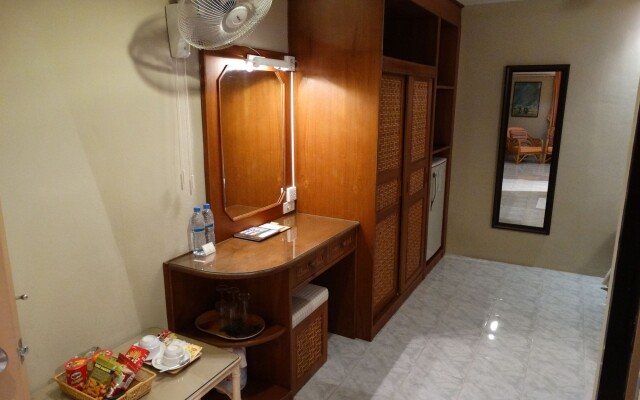 Summer Breeze Hotel