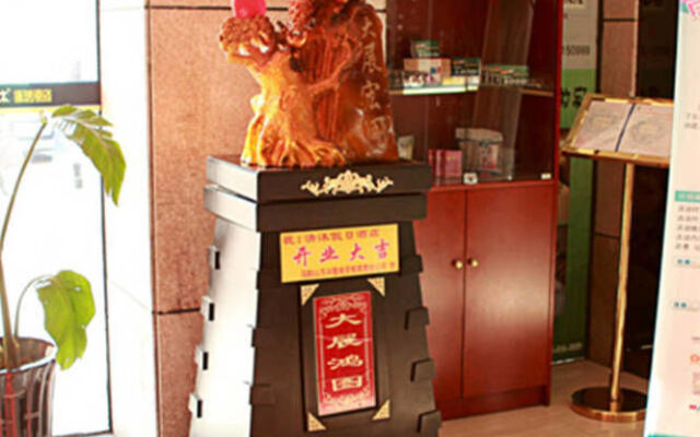 Qingmu Chain Hotel (Ma'an Shandong Railway Station Hongxing Meikailong RT-Mart)