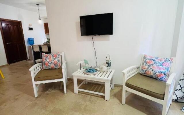 Lovely Beachfront 2 bedrooms condo with 2 pools