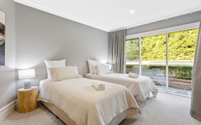 Tranquil Estate With Pool Heated Spa Gardens