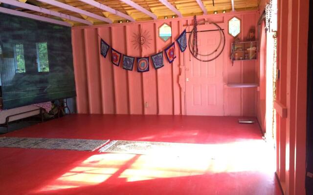 Hedonisia Hawaii Eco-Hostel Community