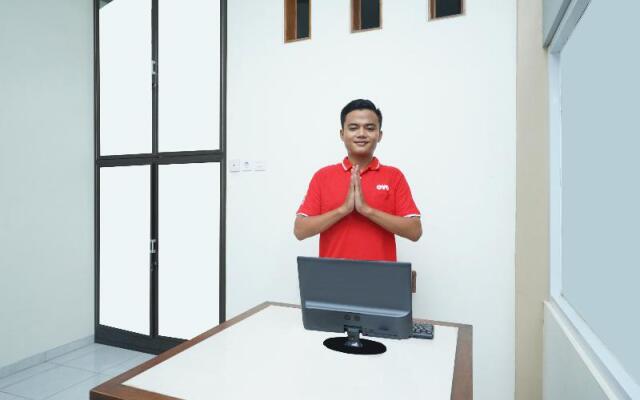 OYO 1642 Penginapan Anggrek Syariah 2