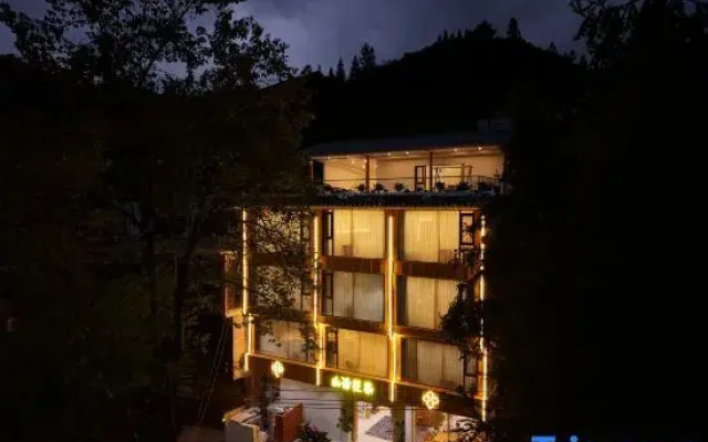 Mountain Whisper & Blooming Verse Scenic View Inn (Zhaoxing)