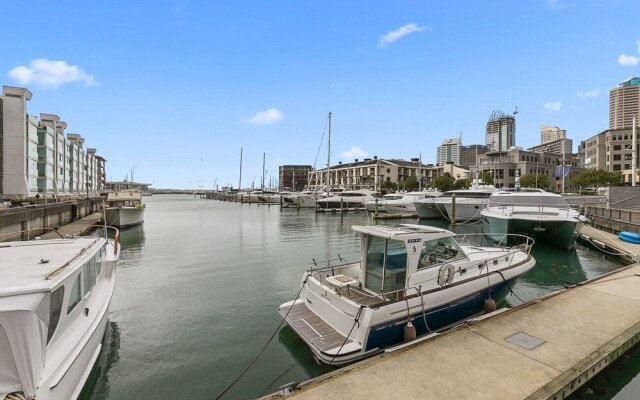 QV Upscale Modern Apt with Parking -965