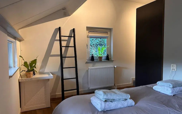 Scenic Stay Near Town & Lake
