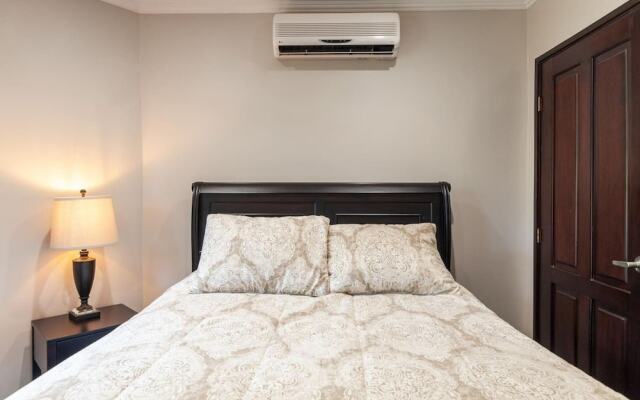 Elegant House 3-bed/2-bath With Large BBQ Patio