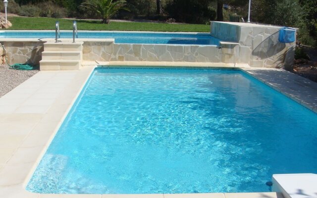 Gorgeous Villa in Bagnols-en-Foret with Swimming Pool