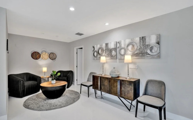 Renovated 5½ Bedroom Home/Heated Pool