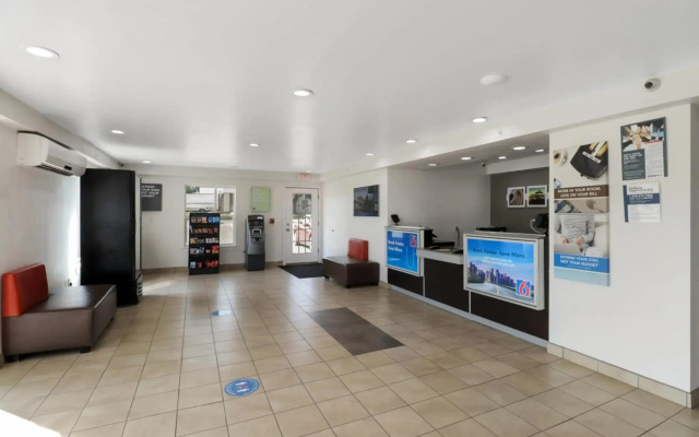 Studio 6 Bryan, TX - University Area