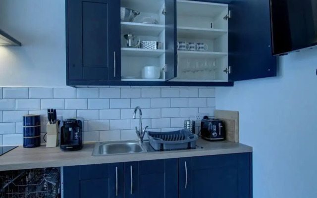 Dundee - 1 Bed - Sleeps 4 - Free Parking