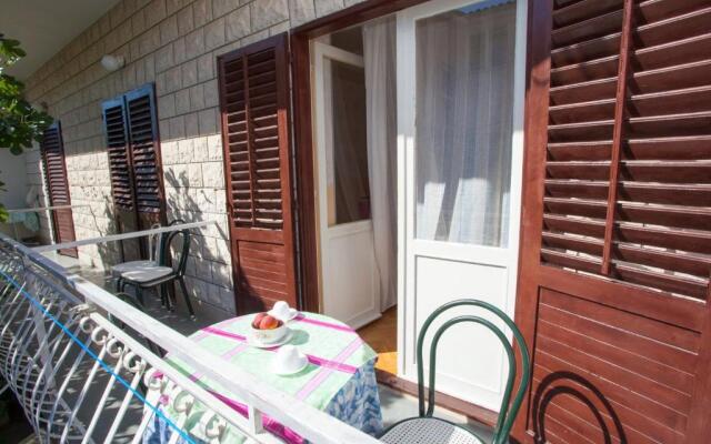 Apartments Nuic 748