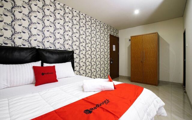 RedDoorz near Palembang Trade Center 3
