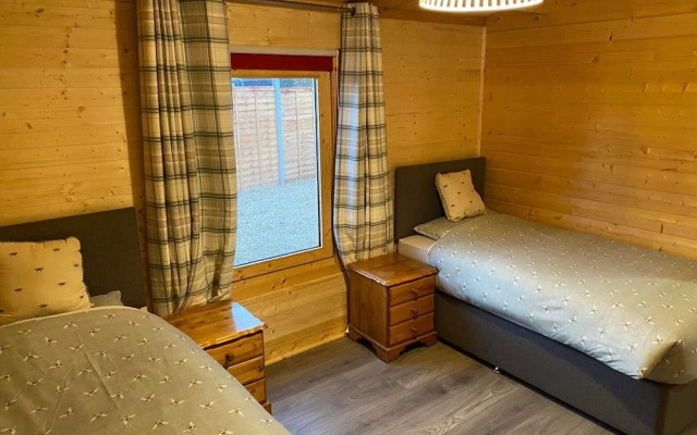 Inviting 2-bedroom Cabin in Ashton Under Hill