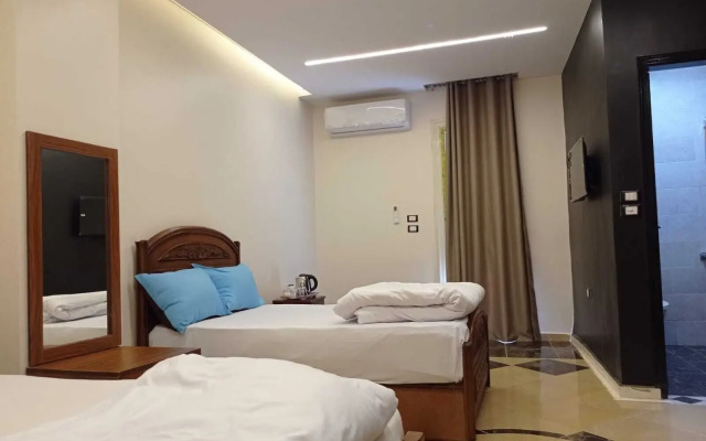 Royal pyramids Inn