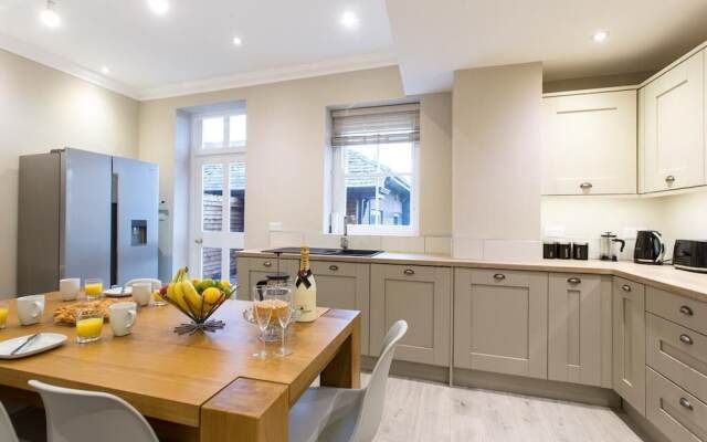 Luxury Listed Townhouse 350 Yds From Racecourse