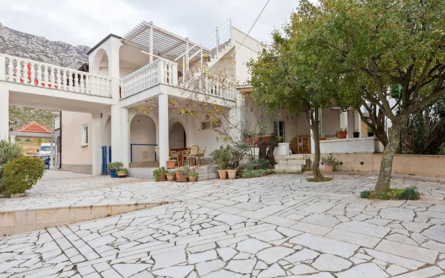 Comfortable Apartment With Large Covered Terrace