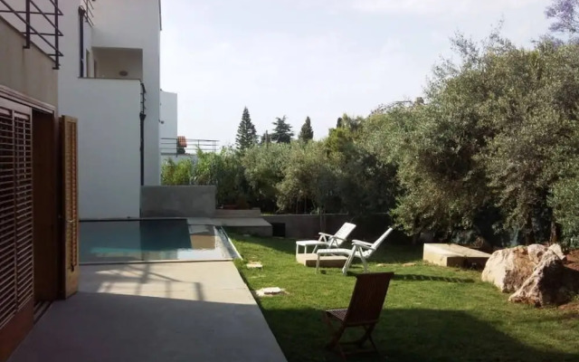 Villa With Pool Garden Near The Sea