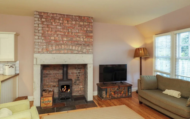 Armstrong Cottages No6