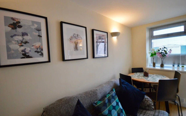 Cosy 2 Bedroom Bristol Home