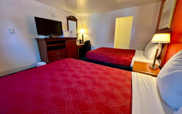 Rodeway Inn & Suites Brunswick near Hwy 1