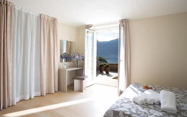 Sala Comacina Apartment No 1 (Sleeps 10)