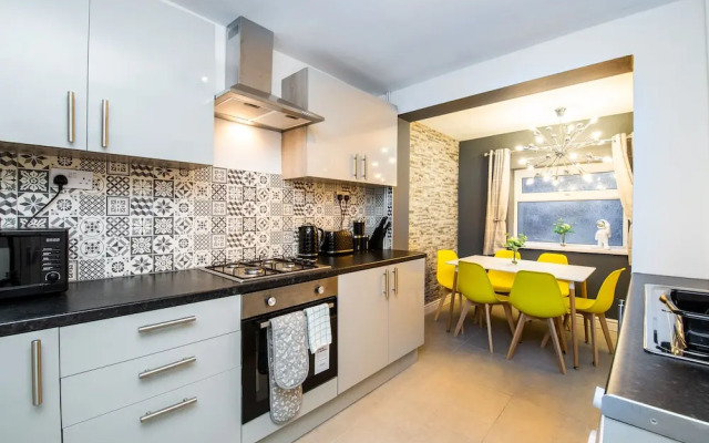 Lush Apartments 4 Bedroom House - Gilroy