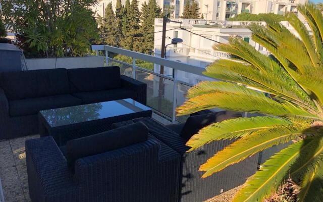 Gorgeous one-bedroom apartment with terrace and sea view