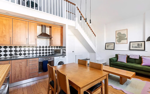 Stylish Chelsea Flat With Luxe Comfort & Charm