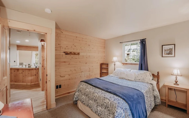 95gs - Hot Tub - Wifi - Pets Ok - Sleeps 4 2 Bedroom Home by RedAwning