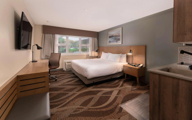 Prestige Hudson Bay Lodge & Conference Centre, WorldHotels Crafted Collection