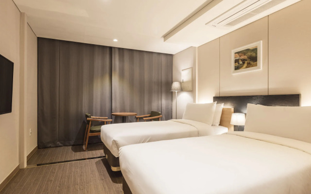 The First Stay Hotel