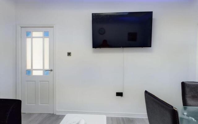 Stunning 4-bed House Fully Refurbished Modern