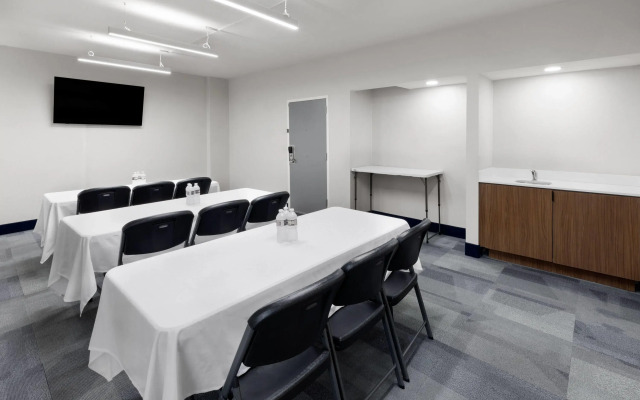 La Quinta Inn & Suites by Wyndham Houston Stafford Sugarland