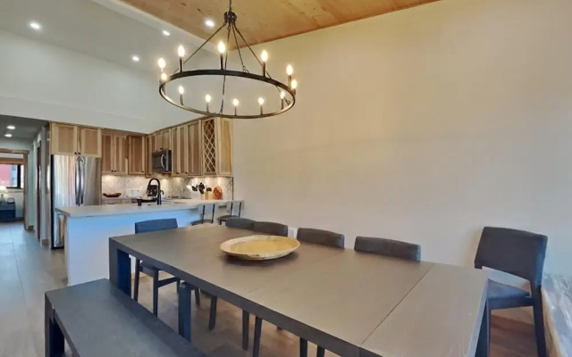 Spacious Condo with Loft, Next to Onsite Ski and Snowboard Rentals! by RedAwning