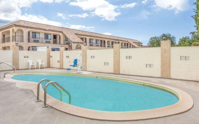 Days Inn by Wyndham Kingman East