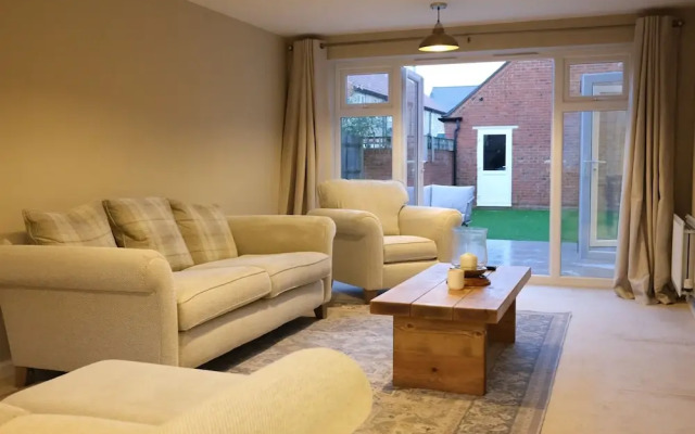 Bicester Villa - 6 Bed - Sleeps 14