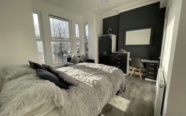 6 Bedroom 5 Shower rm House in Central Nottingham