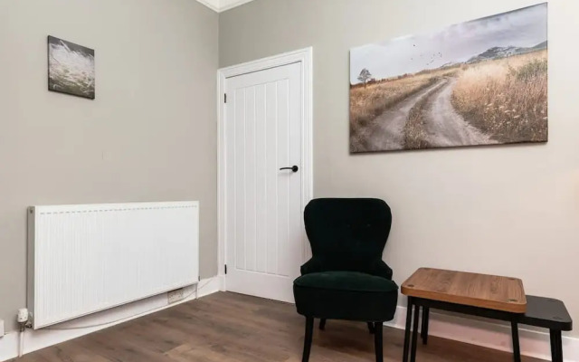 2 Bedroom Flat - Free Parking