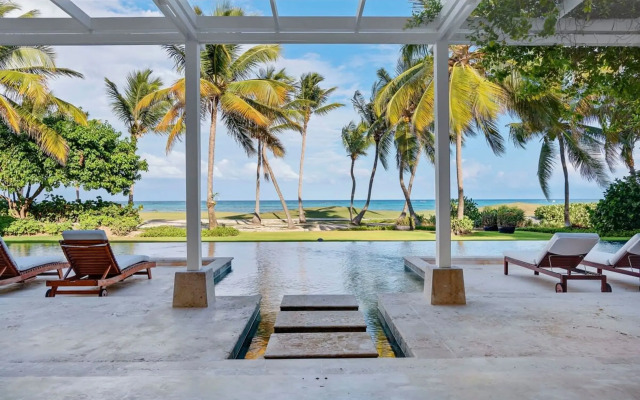 Oceanfront Golf Course Estate w Pool Guest House