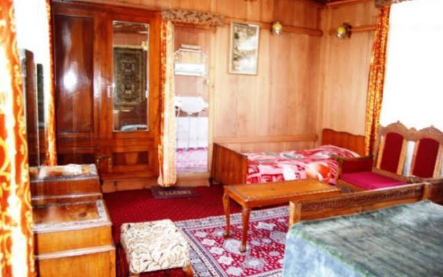 Houseboat Almost Heaven