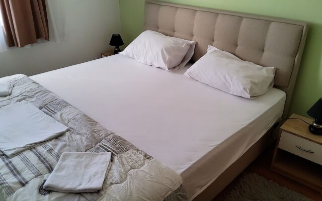 Inviting Apartment 7 Sleeps 4 Guests