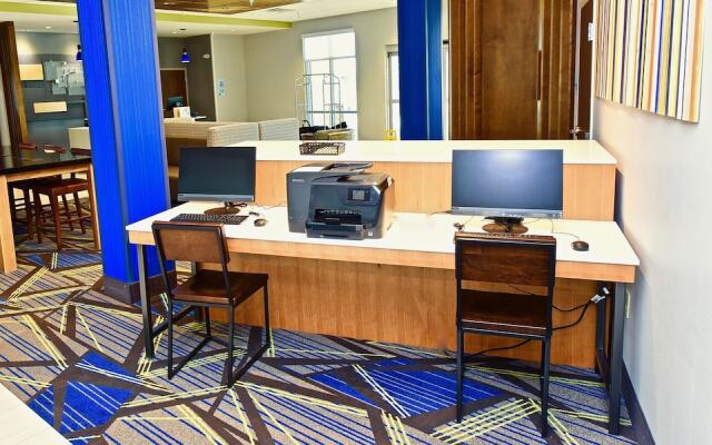 Holiday Inn Express & Suites Perryville I-55
