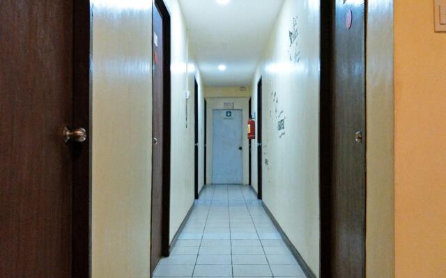 RedDoorz Near Baclay Drive Super Metro