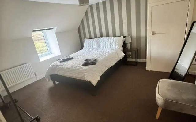 Croft House - Sleeps 4 & Beautiful Mountain View