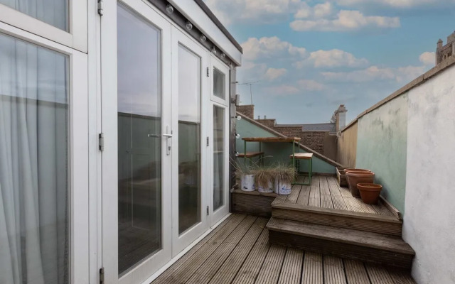 Spacious 3 Bedroom in Notting Hill With Balcony