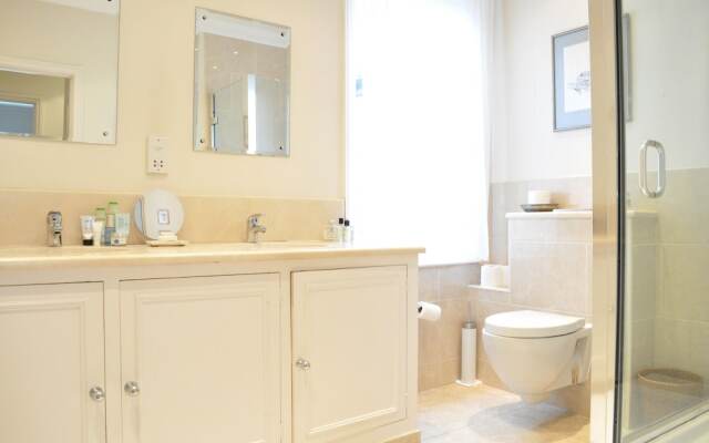 4 Bedroom Home In Battersea