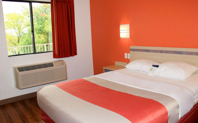 Motel 6 Enfield, CT - Hartford