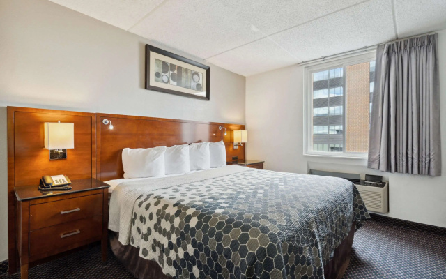 Econo Lodge Inn & Suites Waterloo Downtown