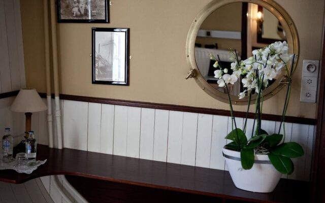 Boat Hotel De Barge