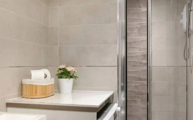 Short Walk to Brighton Beach Condo With Patio